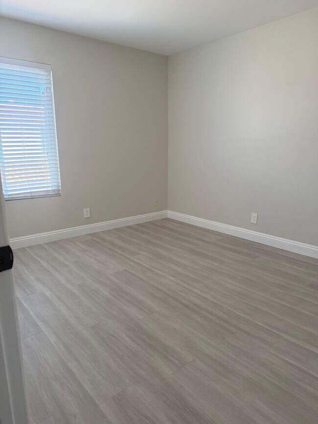Building Photo - Large Townhome with 2 car garage
