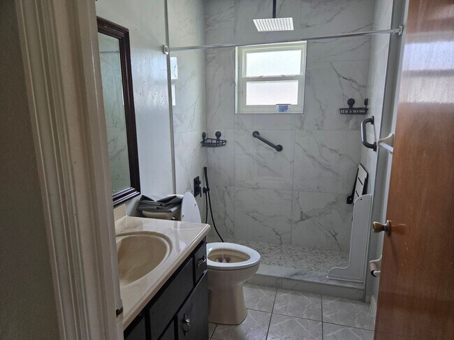 Building Photo - 4870 SW 147 Loop