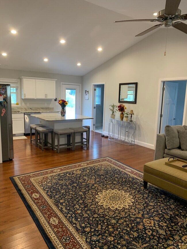 Building Photo - 207 Riverside View Dr