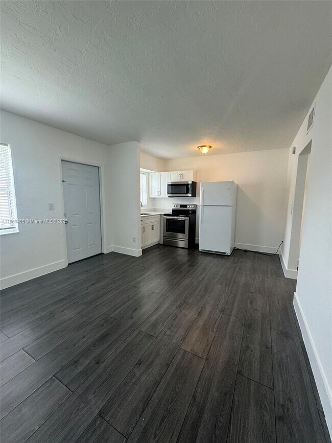 Primary Photo - 2150 NW 24th St