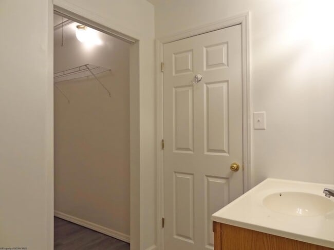 Building Photo - 1002 Bakers Ridge Rd