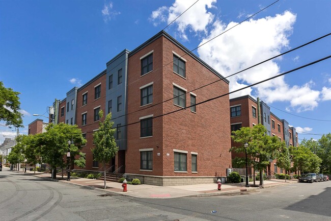 Building Photo - 22 Ash St