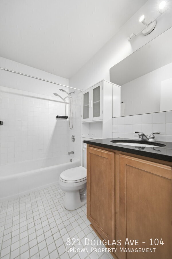 Building Photo - 821 Douglas Ave