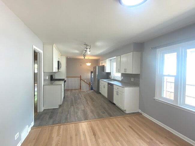 Building Photo - 426 Berteau Ave