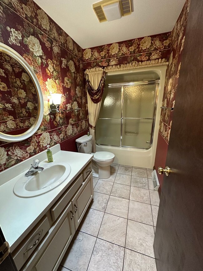 Building Photo - 2 Bedroom Condo - Goshen