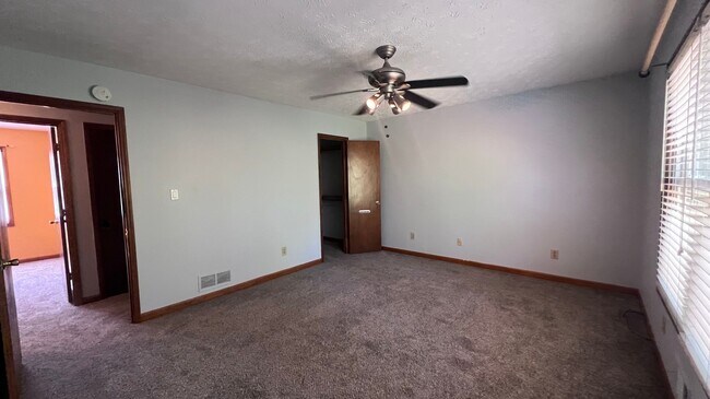 Building Photo - 6460 Lake Esther Dr