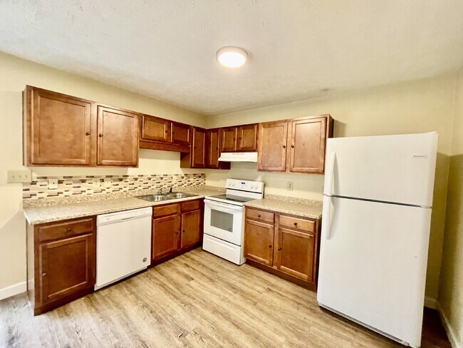 Building Photo - 2 bedroom, 1.5 bathroom townhome in Creeks Edge. Accepts Section 8.