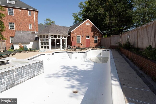 Building Photo - 1612 W Abingdon Dr