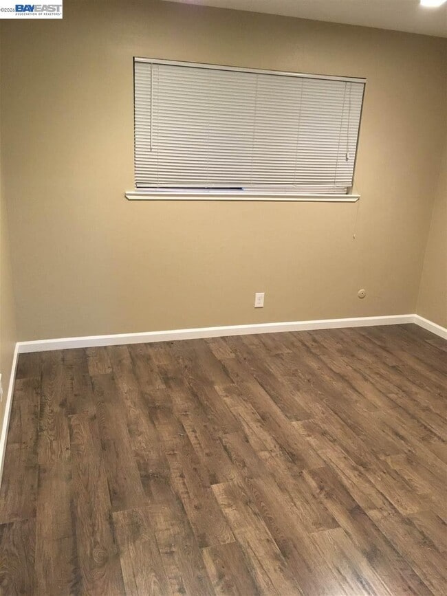 Building Photo - 1581 Mendenhall Dr