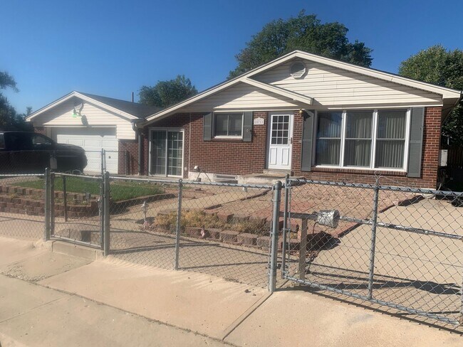 Building Photo - Updated clean and colorful 3 bed 2 bath ranch with a 2-Car garage!