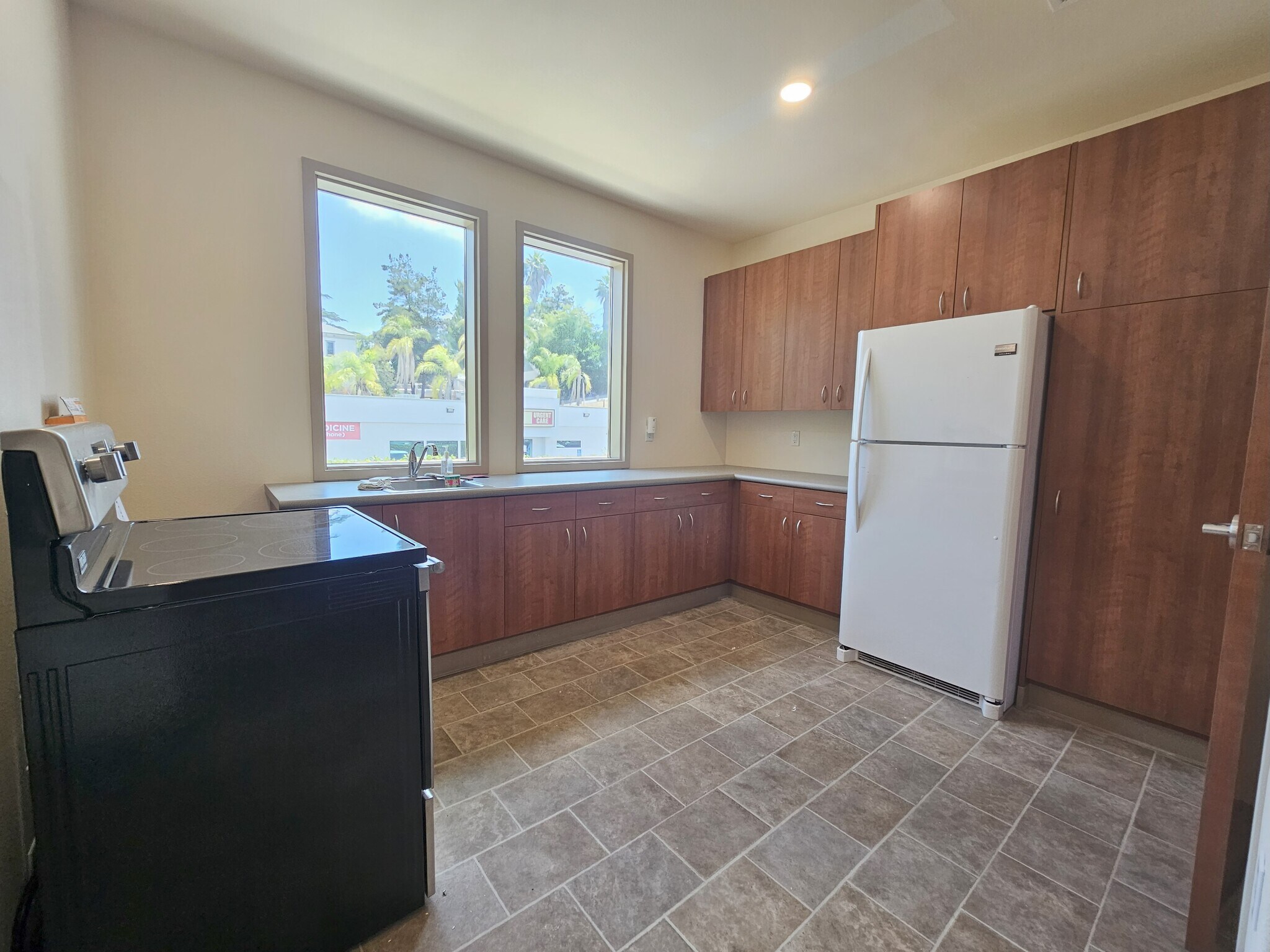 Building Photo - 605 E Alvarado St