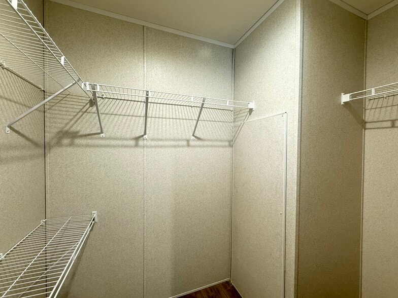 Building Photo - 29909 Flushing Dr