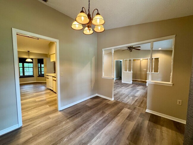 Building Photo - Fantastic 3/2 Sorrento Home with HOA!