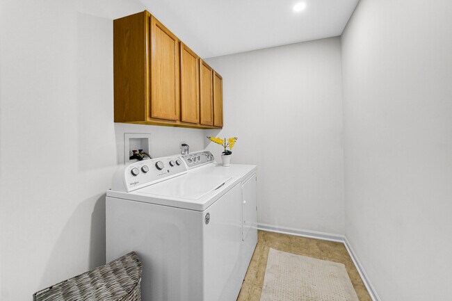 Building Photo - 821 Chopin Pl