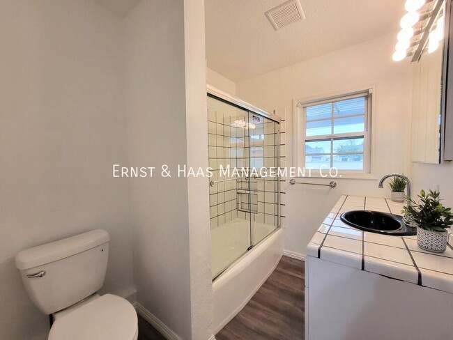 Building Photo - Beautifully Remodeled 3 Bedroom 2 Bath Lak...