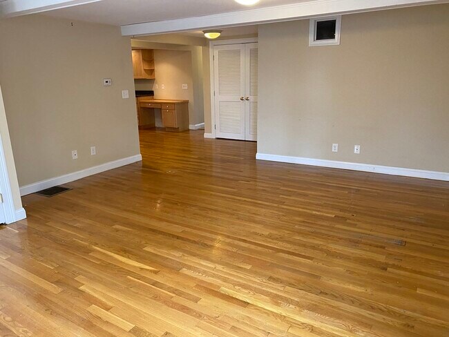 Building Photo - 84 Lake Rd