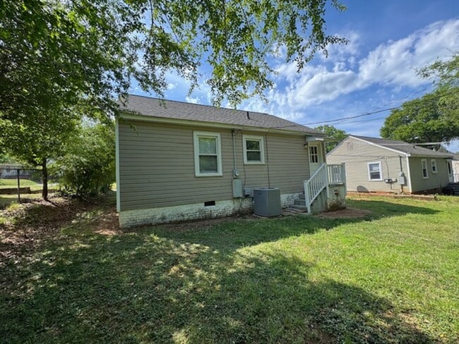 Building Photo - Adorable 2 Bedroom-1 Bath Bungalow within walking distance to Downtown Greer - Very Convenient