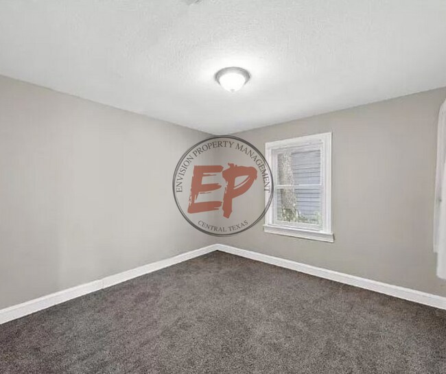 Building Photo - 213 N Oak Dr