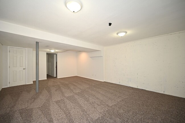 Building Photo - Nice 2 bedroom, 2.5 bath Townhouse with ba...