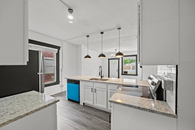 Building Photo - 941 E Whittier St