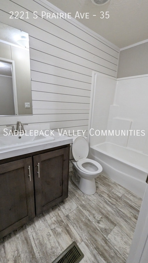 Building Photo - 2221 S Prairie Ave