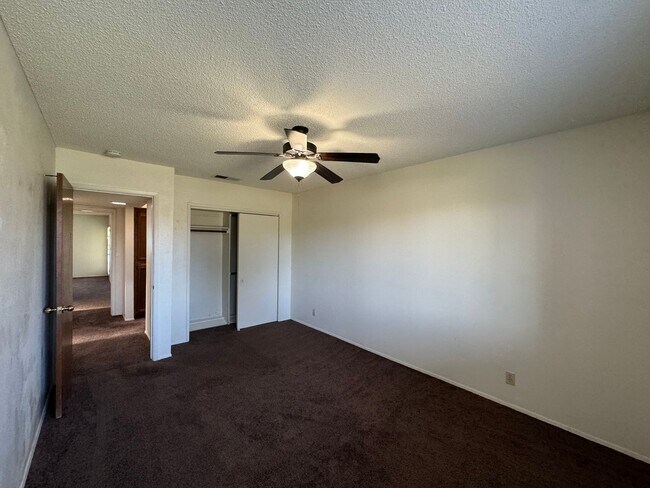 Building Photo - 3 Bedroom/2 Bath Home Off of South H Near ...