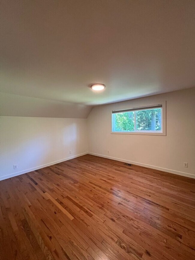Building Photo - Spacious Country Home on Nearly 2 Acres!