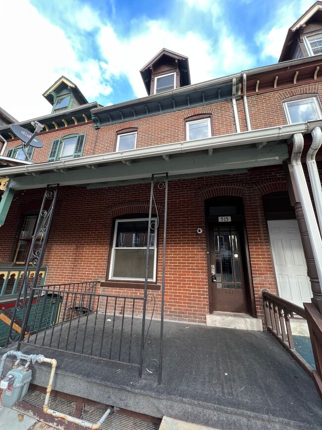 Building Photo - Spacious THREE BEDROOM ROW