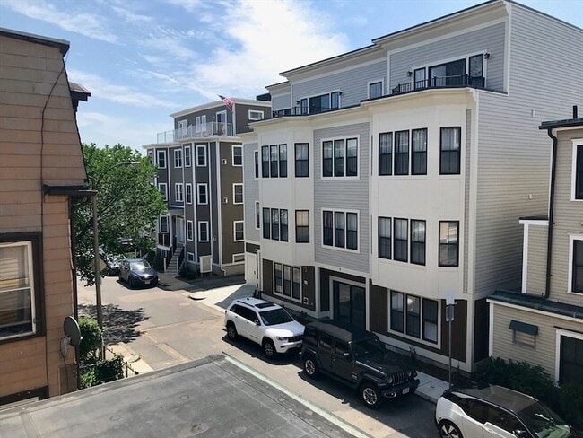 Building Photo - 360-362 Dorchester Street Unit 3