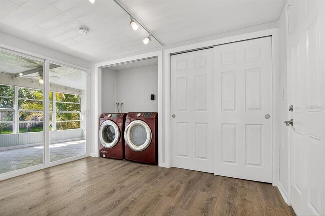 Building Photo - 815 W Lowry Ln