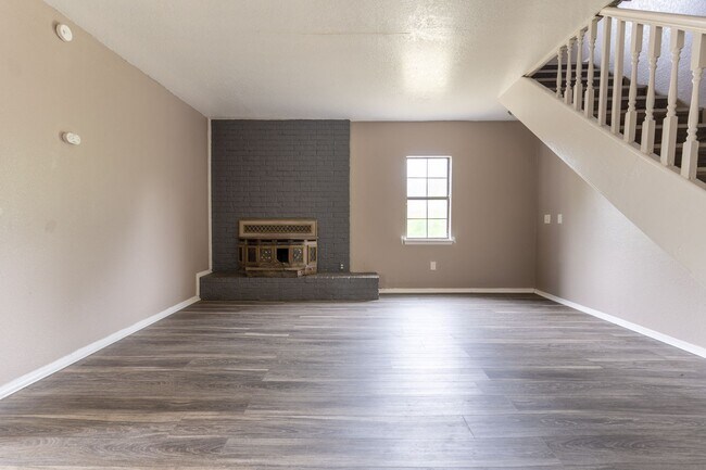 Building Photo - Charming 5 Bedroom House