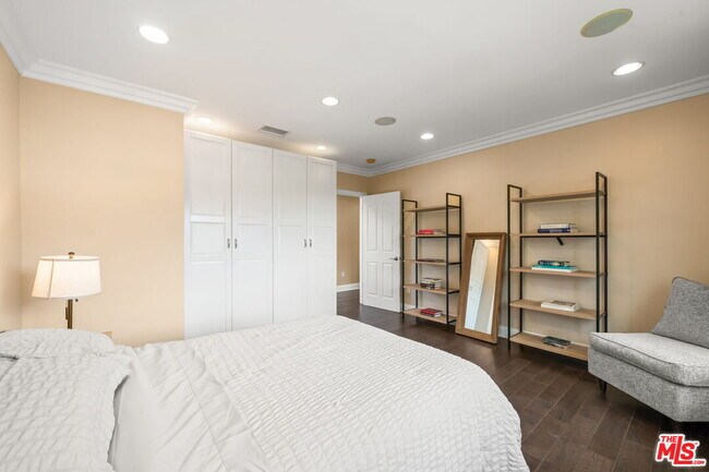 Building Photo - 9023 Alto Cedro Dr