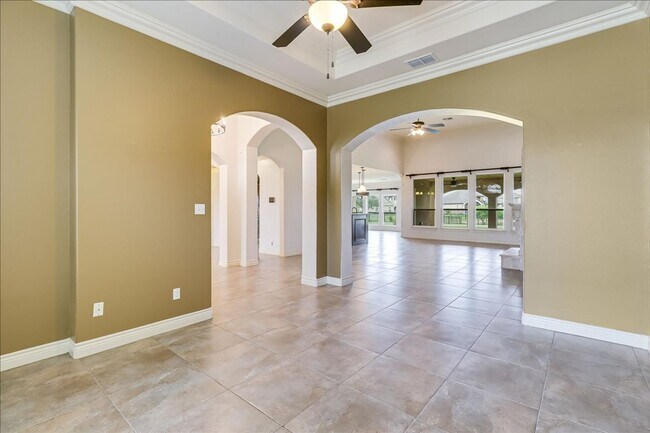 Building Photo - 6241 Lago Vista Dr