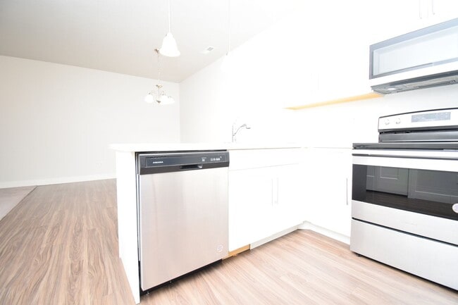 Building Photo - Bright 3 bed Condo with Pool, HOA, and Great Amenities!!
