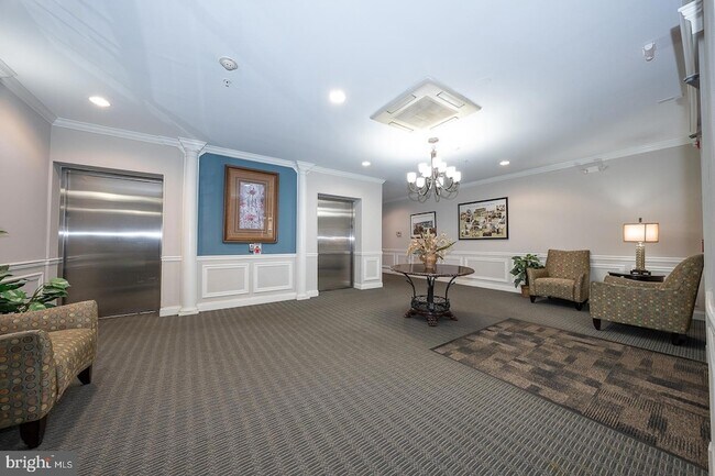 Building Photo - 300 W Elm St