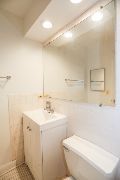 Building Photo - 750 W Cornelia Ave