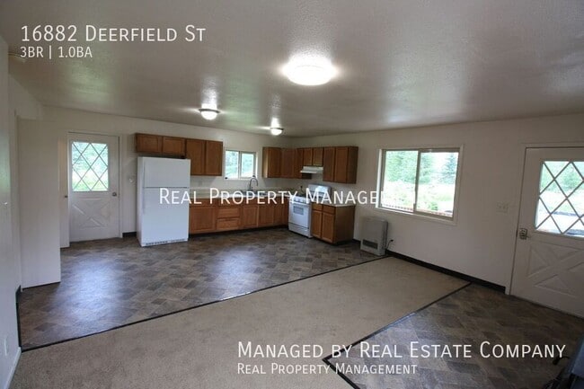 Building Photo - 16882 Deerfield St