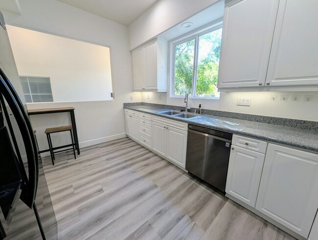 Building Photo - 827 Harmony Pl