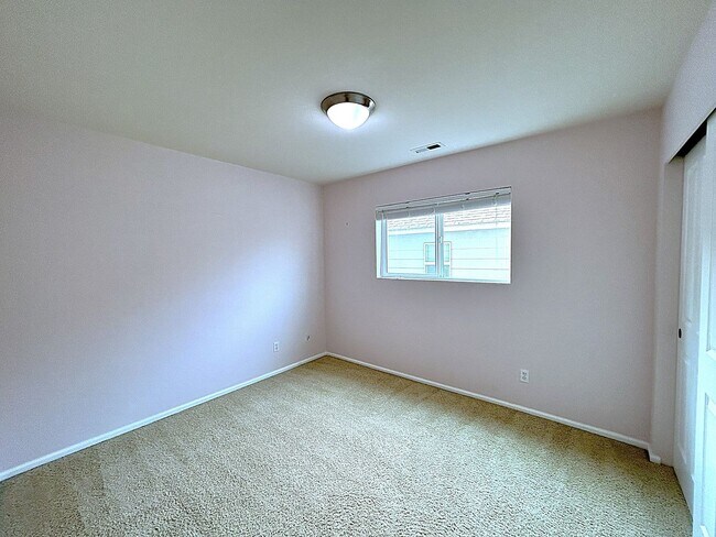 Building Photo - Beautifully appointed 4-Bedroom 2-bathroom...