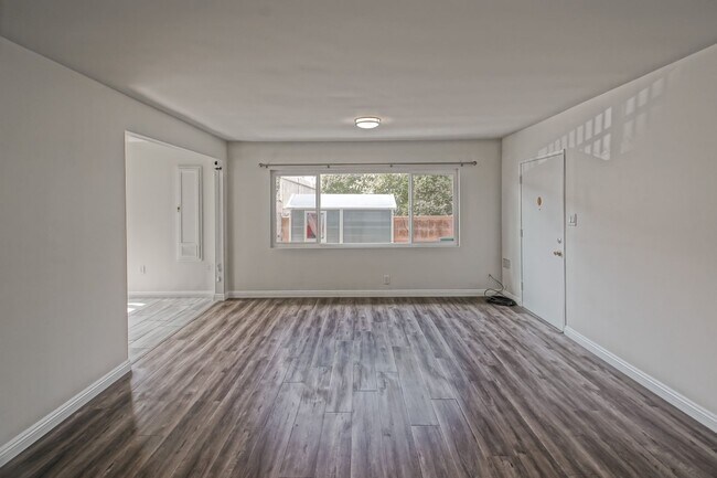 Building Photo - 11864 Manor Dr