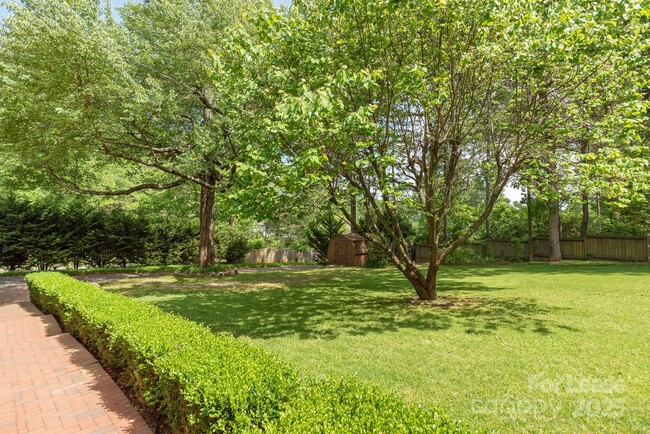 Building Photo - 10 S Oak Forest Dr