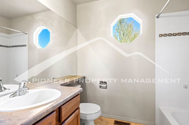Building Photo - Beautiful 4-bedroom, 3.5-bath home with oversized 2 car garage, AC and enclosed back yard