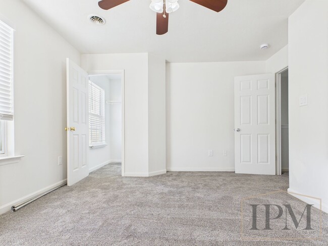 Building Photo - Newly Renovated!  3 bedrooms, 2 full baths...