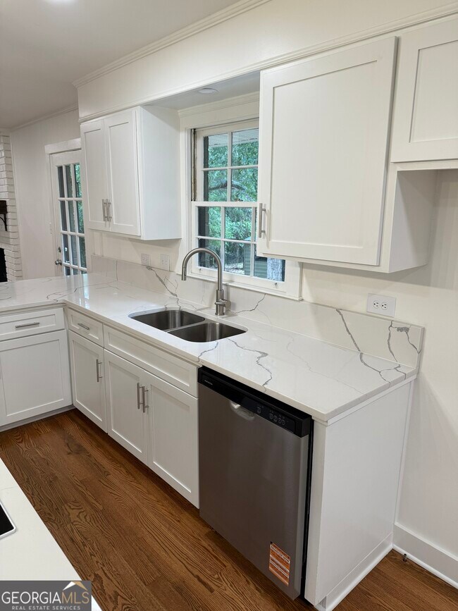 Building Photo - 185 Landor Dr