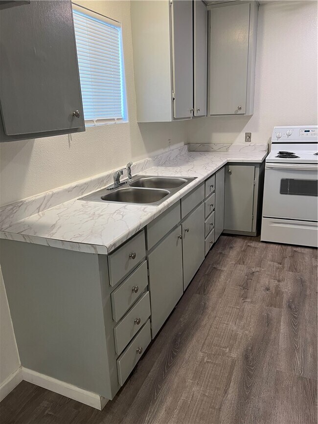 Building Photo - 2040 Swan Cove N