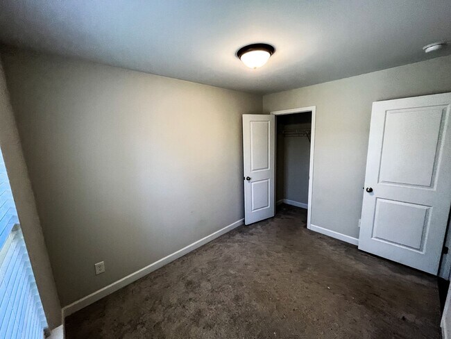 Building Photo - 3225 Ridgewood Pl Dr