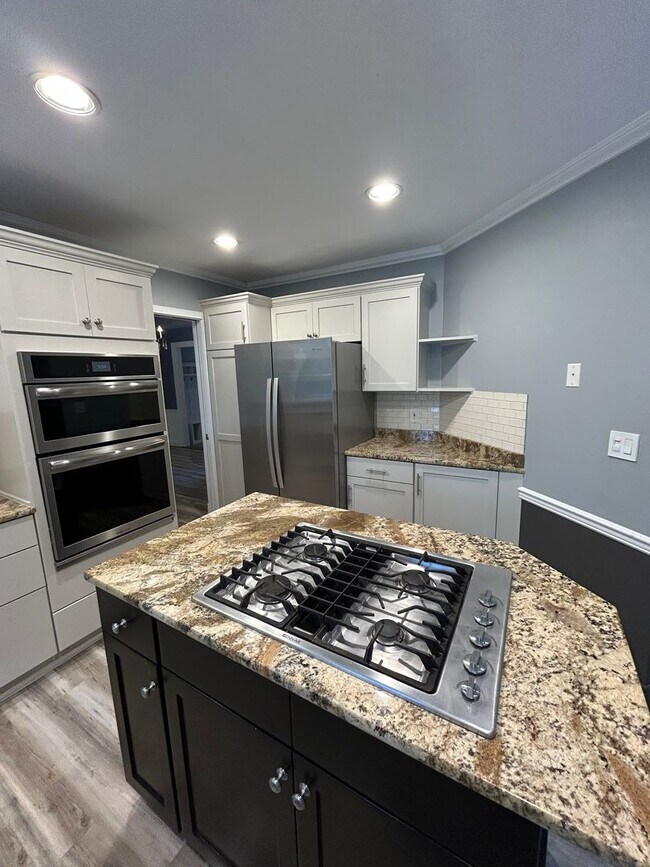 Building Photo - For Rent – Stunning 4-Bedroom NW Contempor...