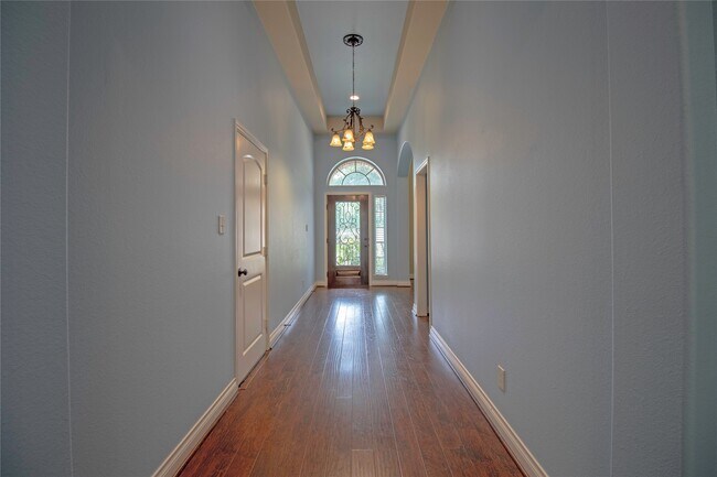 Building Photo - 2019 Sunset Springs Dr