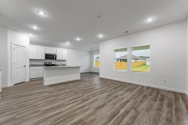 Building Photo - 307 NW Granny Smith St