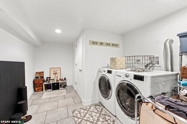 Building Photo - 1621 N McVicker Ave